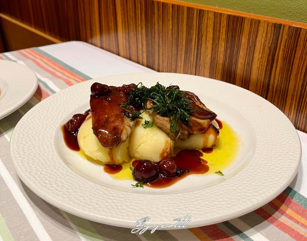 Roasted duck liver with sour cherry sauce and mashed potatoes 