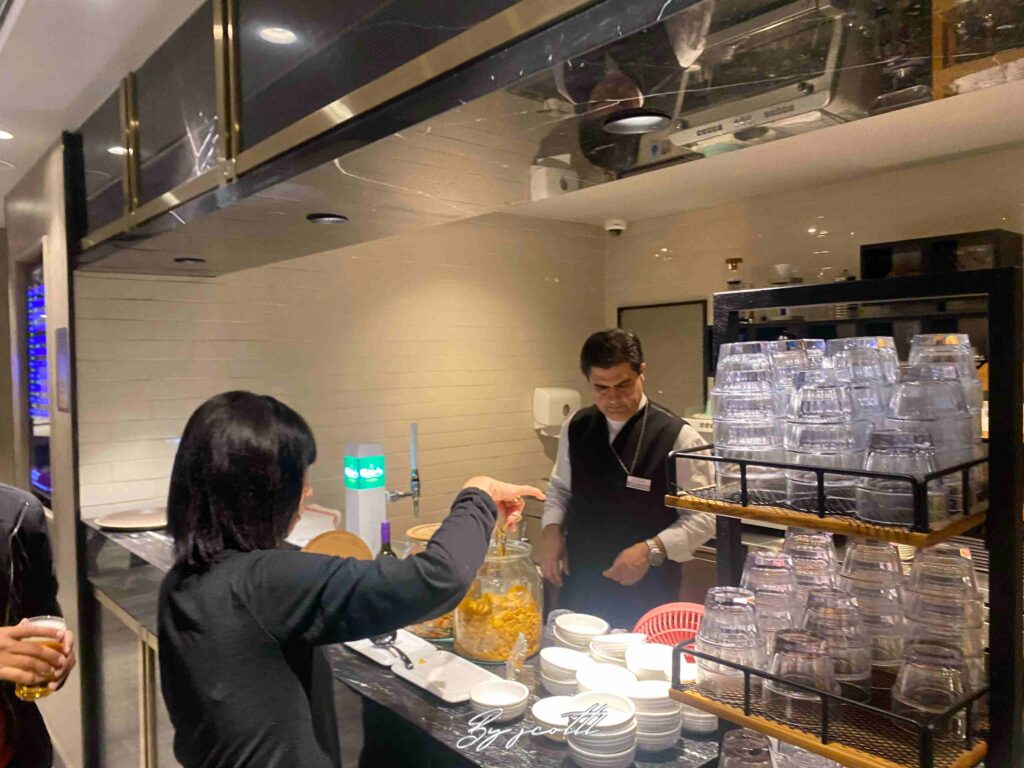 香港赤鱲角機場 環亞機場貴賓室（離境大堂，鄰近1號閘口）plaza premium lounge 免費