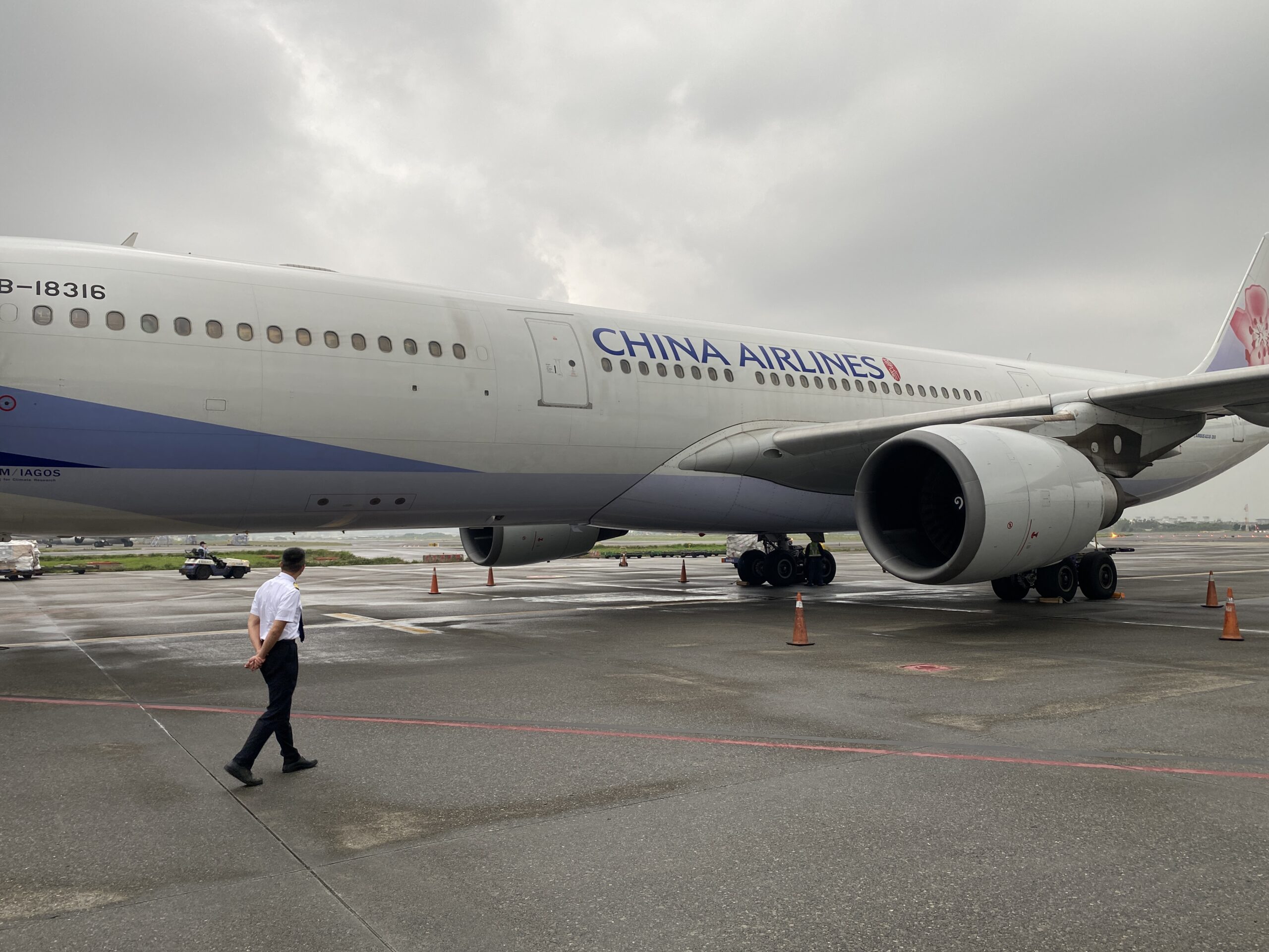 中華航空 CI756 新加坡樟宜 － 台北桃園 A330 經濟艙體驗、飛機餐