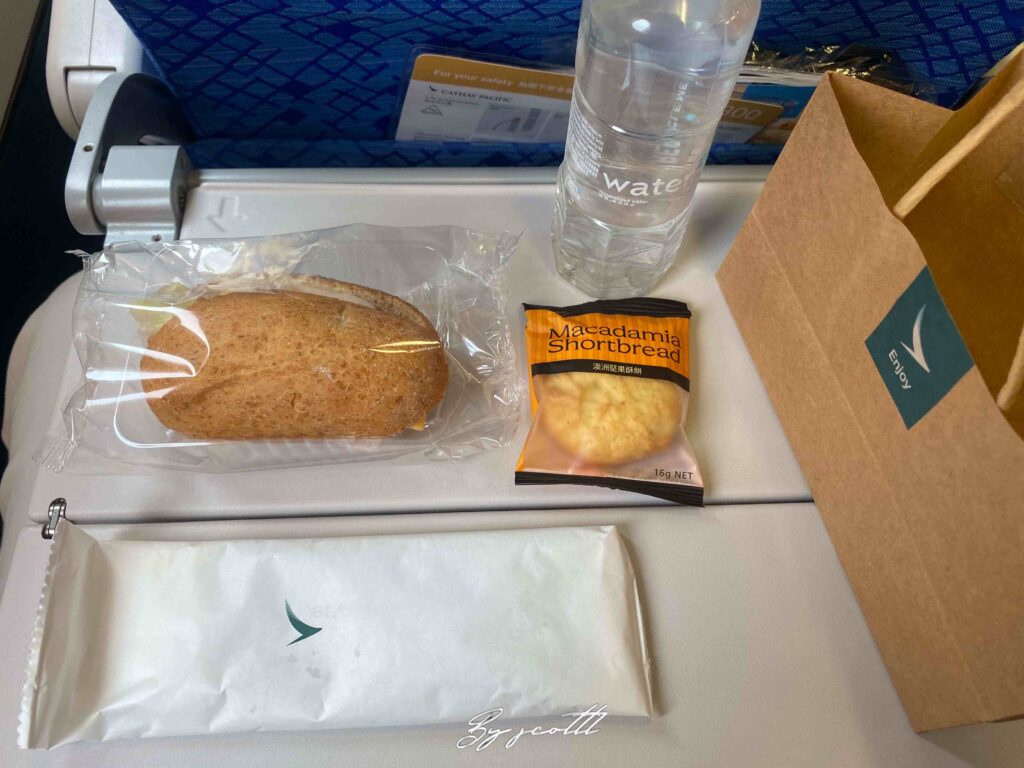 國泰航空 Cathay Pacific | CX983 廣州白雲CAN－ 香港HKG A330 經濟艙航班、飛機餐